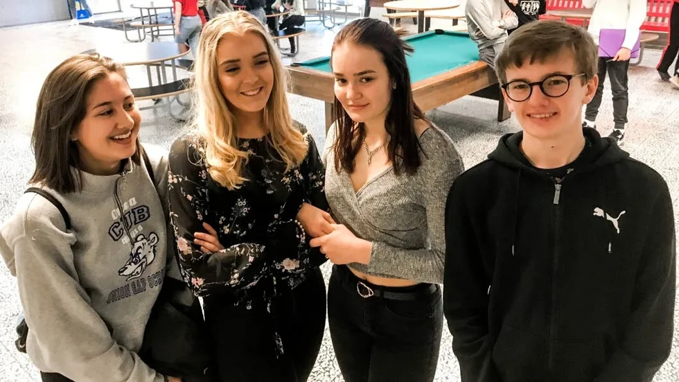 Elsa Syed , Amanda Bergkvist, Klara Söderberg Nyhem och Johan Ahlsén, tyvkte att paret Rajs berättelse var väldigt stark. "Jag har aldrig träffat någon som överlevt Förintelsen förut", säger Johan Ahlsén.