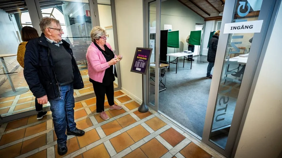 Arne Nordesjön väntar på att rösta och småpratar en stund med Caisy Tedenlind som jobbar som  röstmottagare.