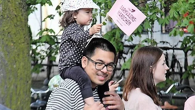 Familjen Disa Sanonsudong, på pappa Angsuthorns axlar, och Kajsa Nlsson deltog i barnvagnsmarschen i Uppsala på lördagen.