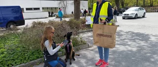 Skällande följe till stöd för hemlösa