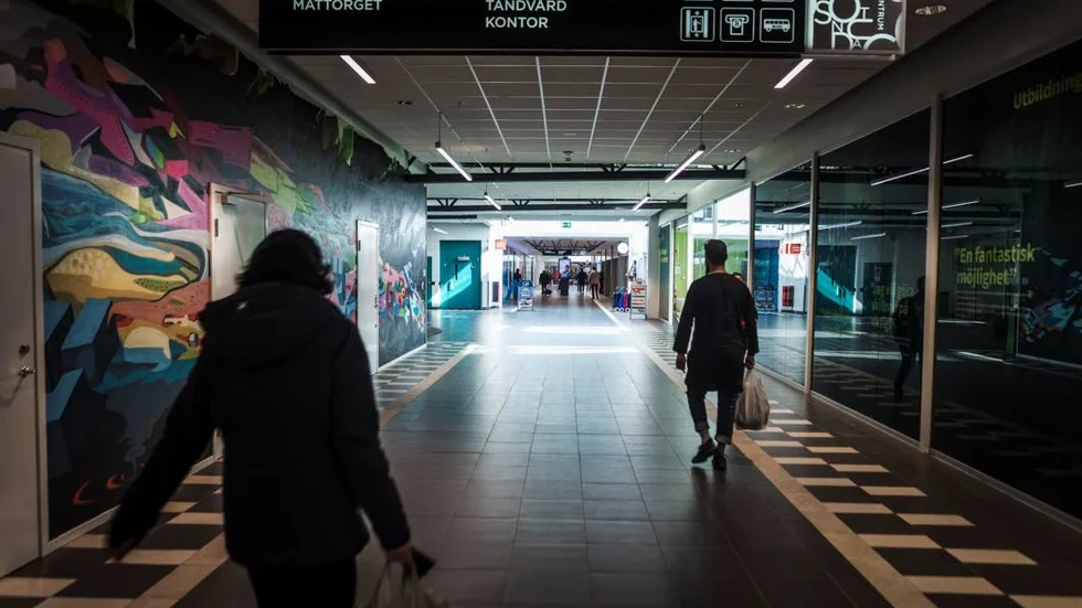 Flera anser att Gottsunda centrum behöver fler kunder. Det kan vara kanska öde i gallerian i bland.