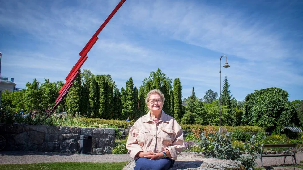Hedvig Brander Jonsson framför konstverket "Accelererande flykt" av Oscar Reutersvärd. Skulpturen skapade debatt i Uppsala på 80-talet eftersom många ansåg att den inte passade i Botan.