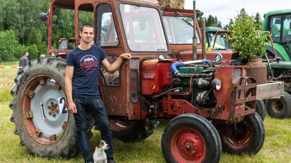 Martin Moström står vid sin traktor. Han har kört racet flera gånger och hans taktik är att åka så fort som möjligt.