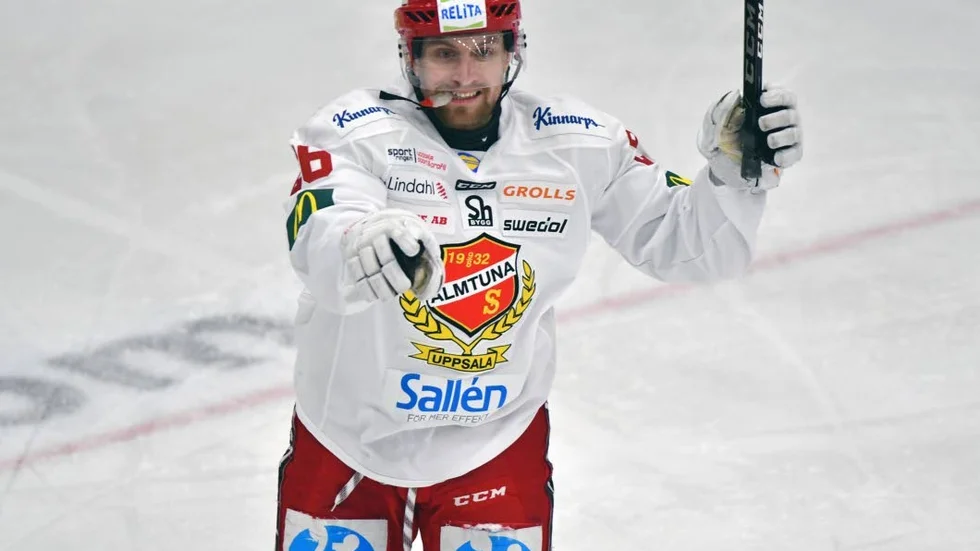 Jens Jakobs pekar mot en av sina kedjekompisar efter ett av sina mål mot Hudiksvall. Ais ”småttingkedja” levererade ännu en gång.
