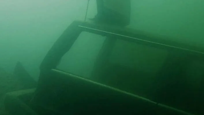 Här är bilen som dumpats i Trollsjön. Tierps kommun vill få upp den ur5 varttnet så snart som möjligt då den kan läcka giftiga ämnen.