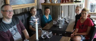 Hon ser ljust på Sjöö-utsikten