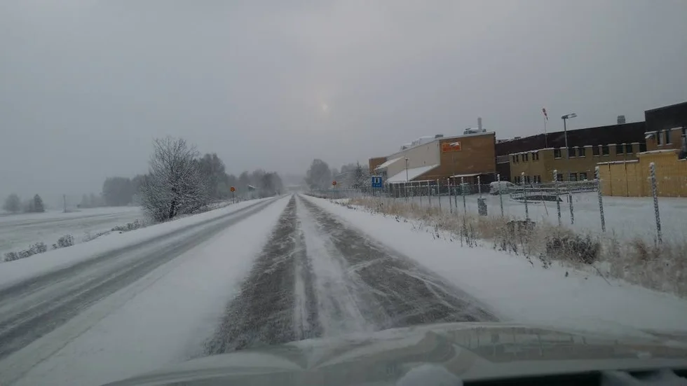 Åtgärder dröjer. Sträckan Gimo Börstil på länsväg 288, här vid Sandvik Coromant i Gimo, är än så länge inget namnsatt objekt i länstransportplanen.