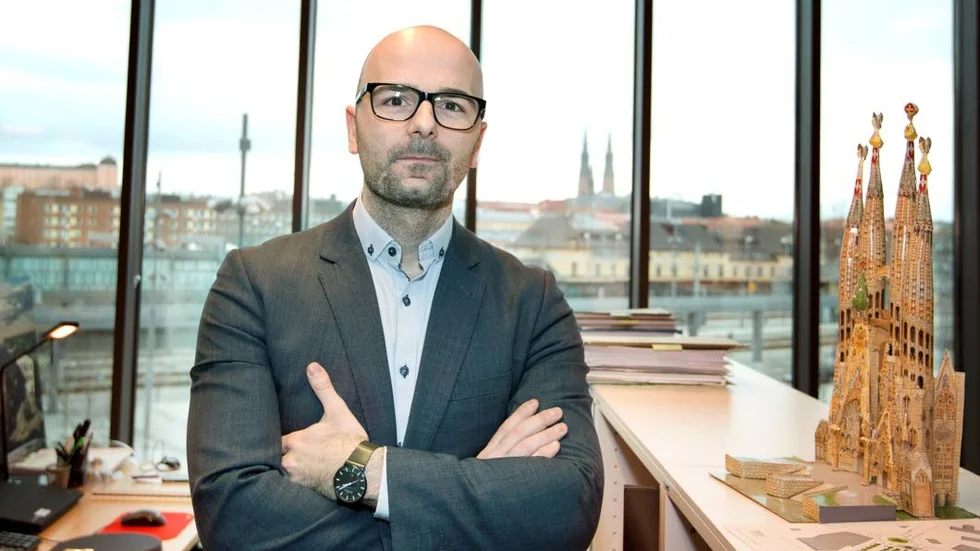Christian Blomberg, bygglovschef på kommunen, säger att detaljplanens bestämmelser om takfärg i vissa fall begränsar möjligheten att sätta upp solceller.