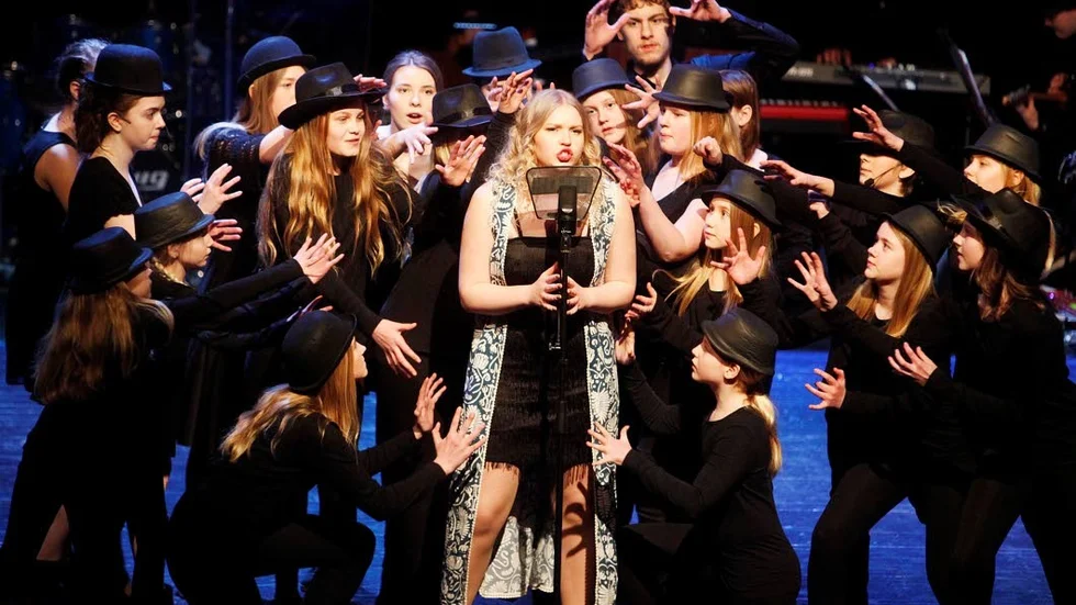I centrum. Isabelle Persson som Tina Turner med låten, River Deep - Mountain High.