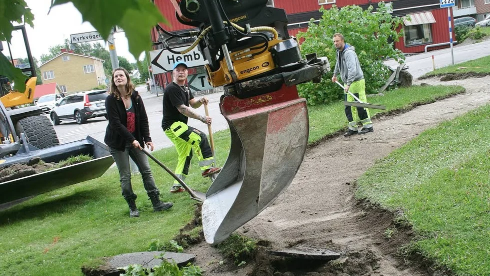Uppfräschare. Trädgårdsmästare Louise Gustafsson, projektanställd vid Heby kommun, Danne Hermansson och Mats Finnström ingår i gänget som fräschar upp den gröna parkoasen i centrala Tärnsjö.
