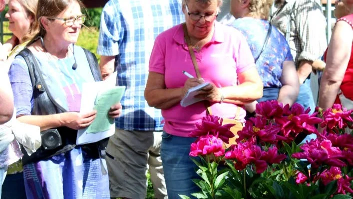 Tips. Lena Månson svarade på många frågor under vandringen.
