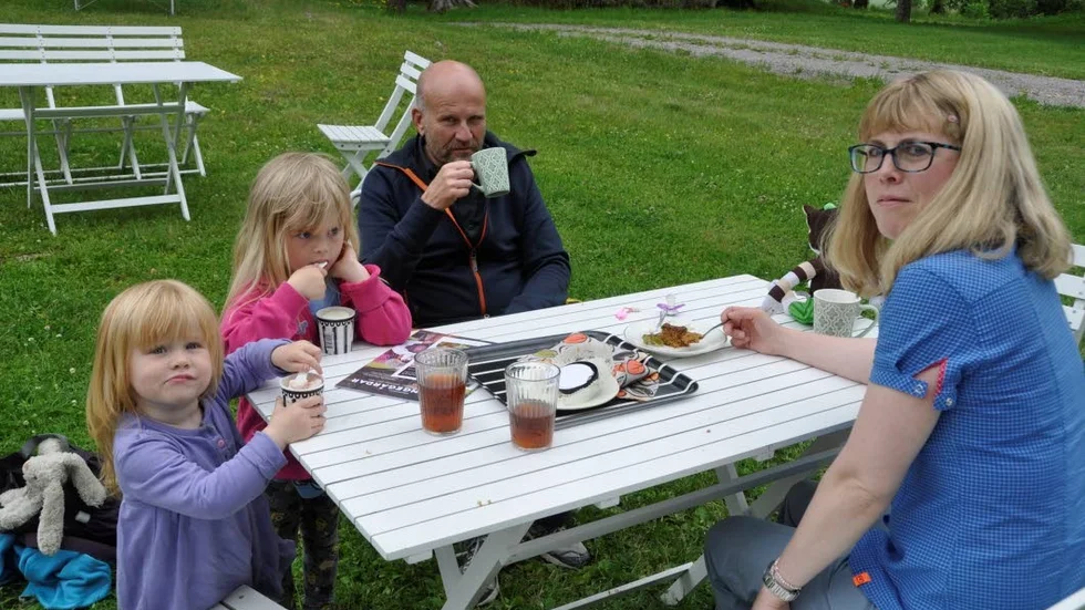 Lars Eriksson och Ellinor Johnsen med barnen Juni och Mira Larsdotter stannade till på väg hem från semester i huvudstaden.
– Vi läste om det här stället, att det skulle vara ett smultronställe och det var det värt, säger Lars Eriksson.