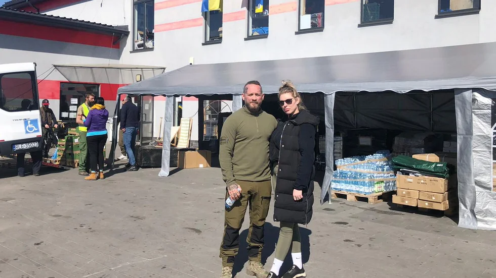 Glenn Johansson och Sandra Edman har lämnat förnödenheter till krigsflyktingar i Polen. Nu har han anslutit till Ukrainas internationella brigad för att delta i landets försvar mot den ryska invasionen.