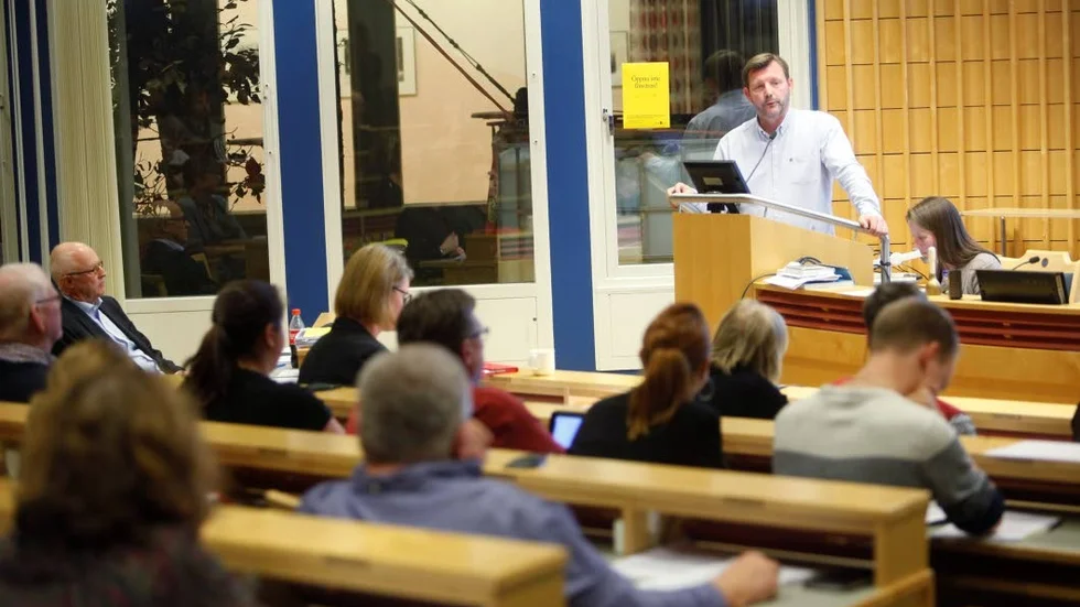 Inga möten. Snart får moderaten Ingvar Smedlund och övriga politiker i kommunfullmäktige föra sina politiska debatter från en annan talarstol i en annan lokal än den i kommunhuset.