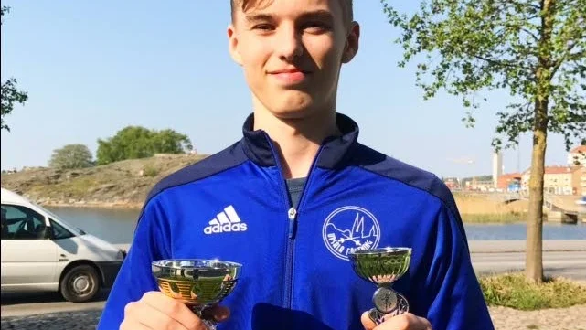 Samuel Sverker poserar med pokalerna.