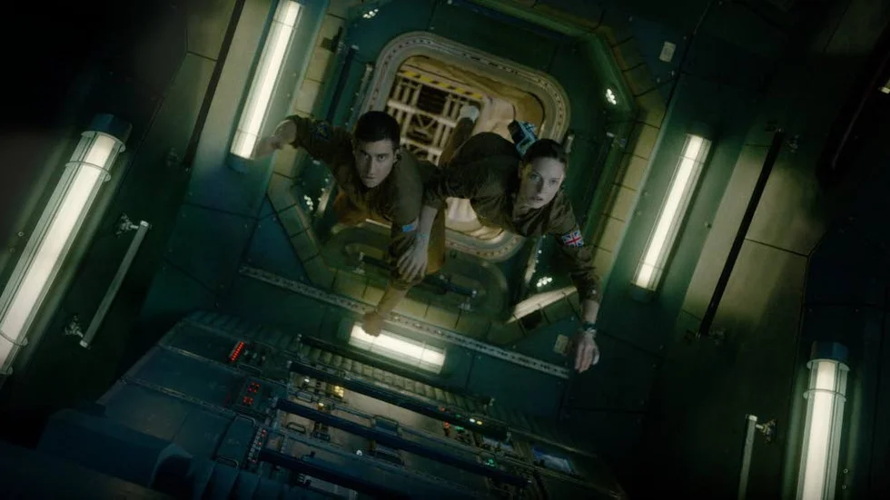 Jake Gyllenhaal och Rebecca Ferguson lär sig att det är en dålig idé att leta efter liv på Mars.