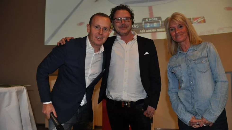 Måns Möller och Helena Hedvall och i mitten Jonas Berglund som var en av två som stöttar UIF med de specialgjorda cyklarna.