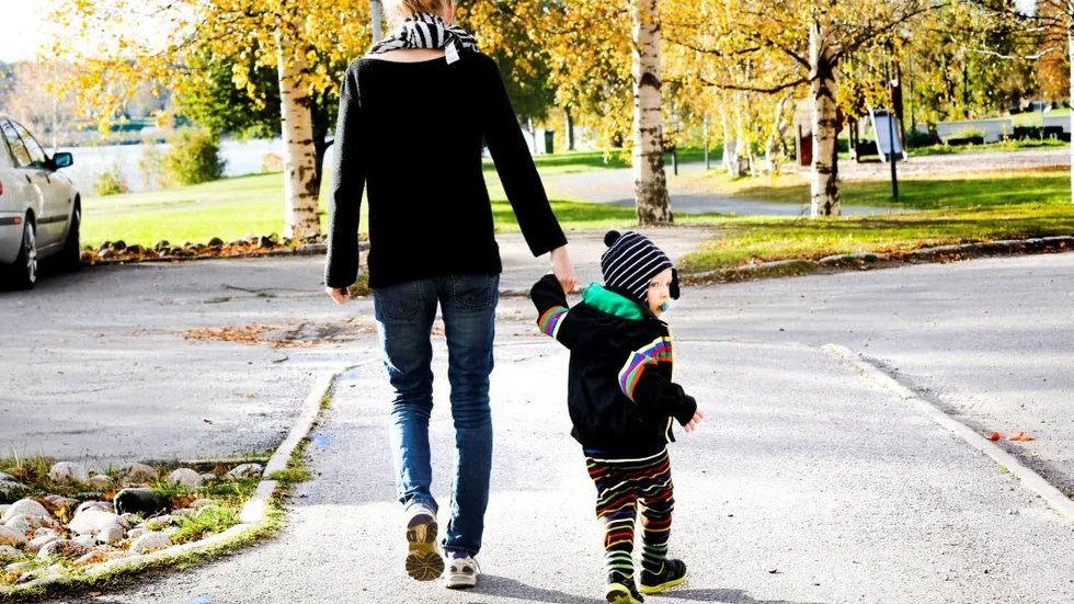 Delade faktura. Nu ska det bli möjligt för skilda föräldrar med gemensam vårdnad om ett barn att få varsin faktura på barnomsorgsavgiften i Enköpings kommun.