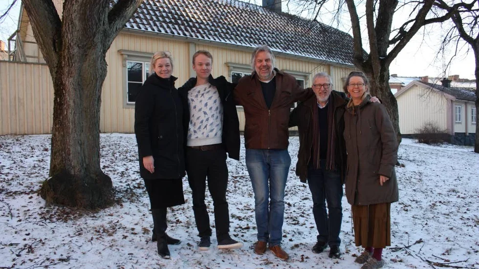 Här i slänten mot Rådhusgatan ska den nya scenen stå. Anna Svensson och Jesper Englundh, Upplevelsenämnden, Tommy Starälv, gruppen Lilla Scenen, Lars Wall, Musikklubben  och Lia Starälv, gruppen Lilla Scenen.