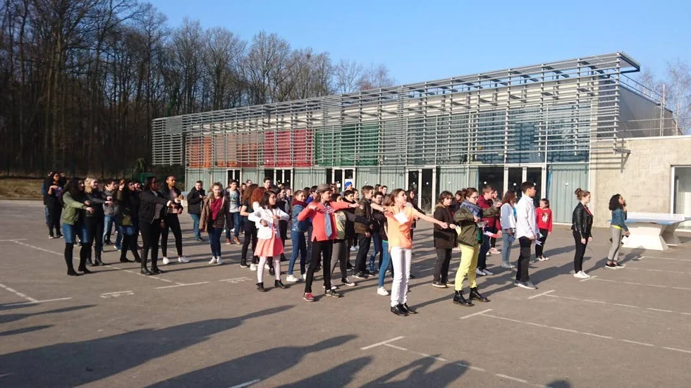 Välkommen. Flashmob under välkomstceremonin på skolan.