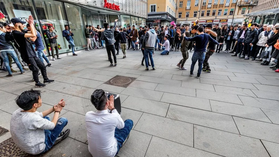 Spontandans på Stora torget lockade storpublik.