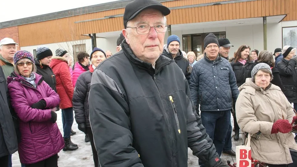 Bekymrad. 86-årige Rune Nilsson, som måste ta blodprov en gång i veckan, är bekymrad efter beskedet att distriktssköterskemottagningen troligen inte kommer att öppna igen. "Än så länge kör jag bil, men när jag slutar med det blir det både dyrt och krångligt att ta sig till Heby varje gång" säger han.