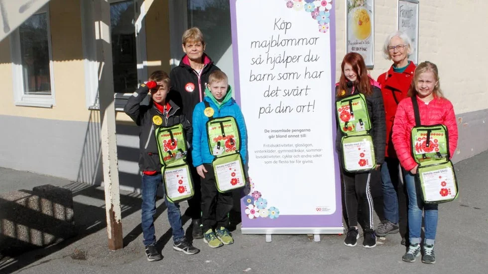 Axel Engdahl, Eetu Verveld, Paulina Nordvall och Siri Sönnerstedt är redo för primiären av majblomman 2018. Damerna på barnens bägge sidor är Ma Tjäder Engdahl och Malin Bodin från Knivsta majblommeförening.