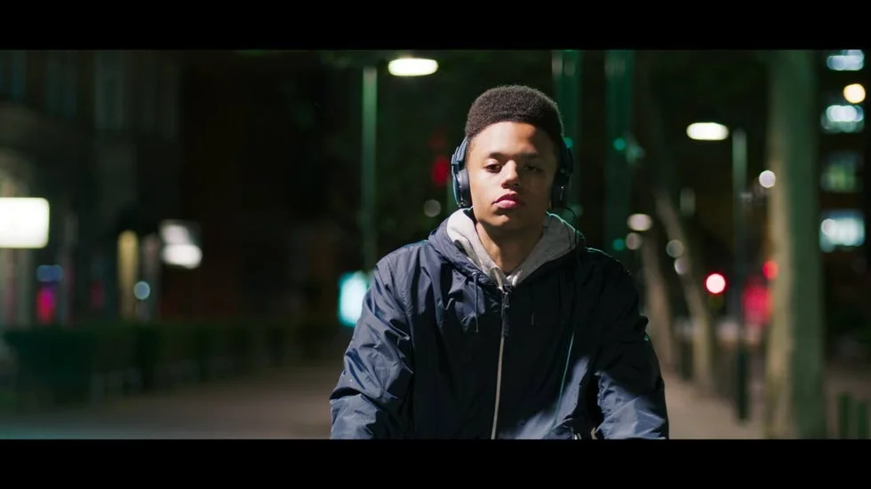 Huvudperson.  Den svenska hiphop-talangen Adam Kanyama spelar Ibbe, en kille som drömmer om att slå igenom som artist i filmen ”Medan vi lever”.