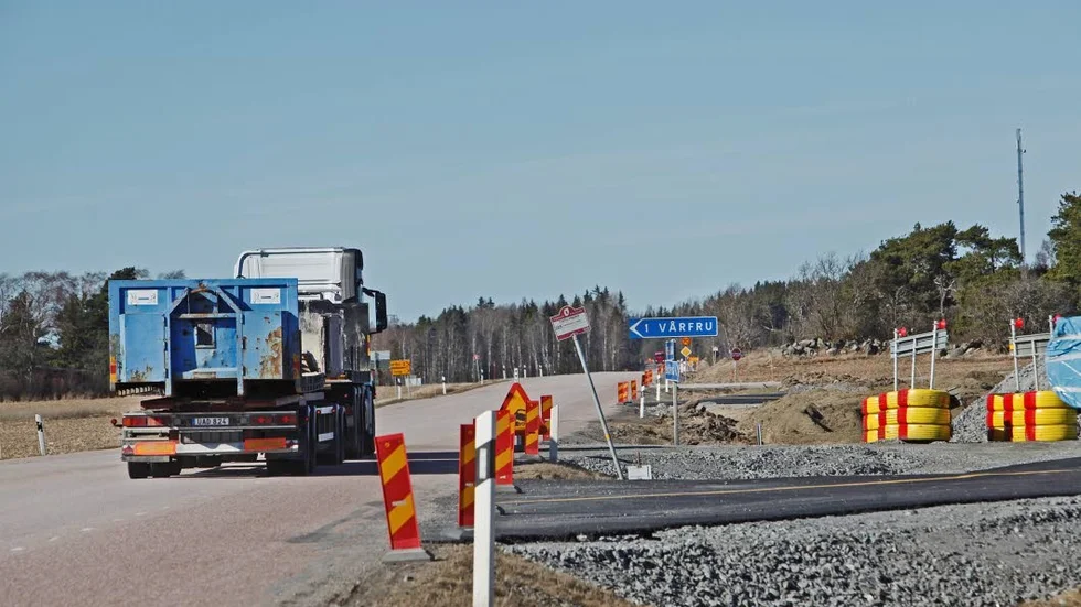 Brobygge. Vid Kävrabäcken på väg 70 ska en ny bro byggas till hösten. Trafiken leds då om via en nybyggd förbifart.