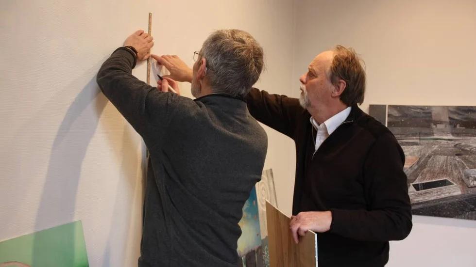 Konstföreningens ordförande Bo Sundqvist och Olof Bendz skapar ett "collage" av tjugo målningar i mindre format.