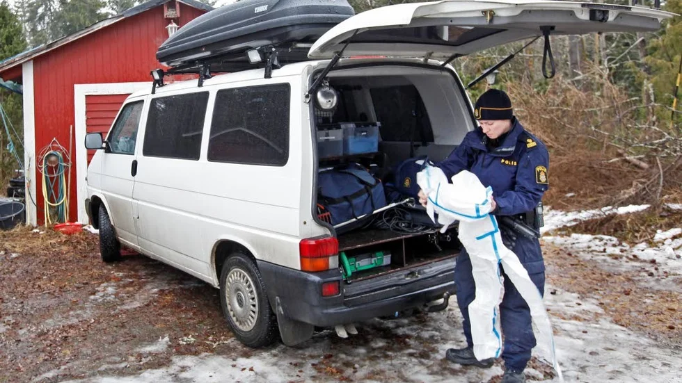 Undersöker. Kriminaltekniker Annika Lidström från den forensiska sektionen i Uppsala.