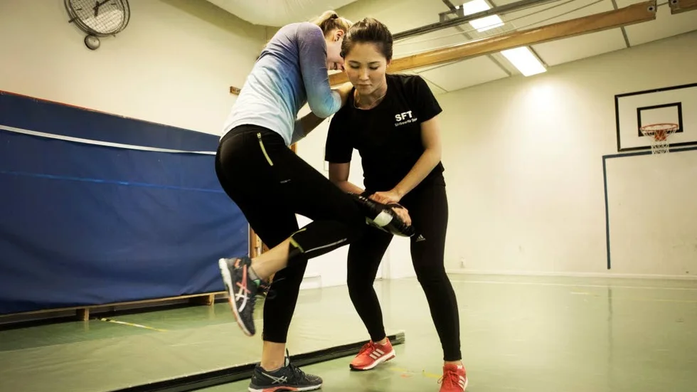 Smärtsamt. Ett knä i skrevet kan oskadliggöra en våldsman. Sofia Munther tränar sig på att knäa medan Isabelle Edén ger instruktioner.