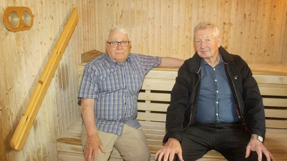 SAMLADE. Carl-Rune Carlsson och Pelle Öhman satt samtidigt i bastun under premiärbadet för 70 år sedan.
