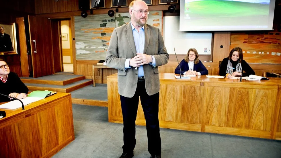 Gunnar Hedberg (M) är orolig för att höghastighetsbanan ska tränga undan fyrspåret.