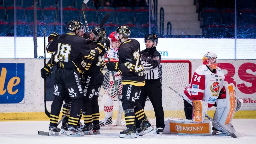 AIK-jubel. Jonas Johansson i kassen deppar efter ännu ett hemmamål på Hovet. Men Almtuna var nära att hämta in ett underläge på 5–2.