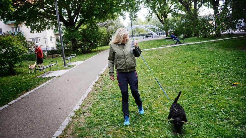 Åsa Eriksson promenerar med valpen Ziggy i Frodeparken. Nattetid rastar hon honom endast på gården utanför huset i Fålhagen. På grund av otryggheten går hon inte längre än så.