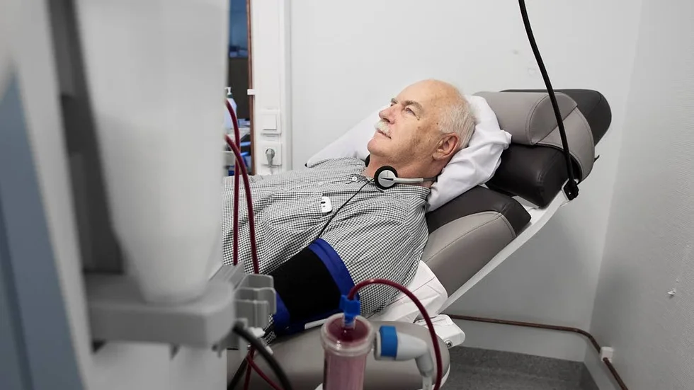 Väntan. I väntan på en lämplig donator får Lars-Göran Bromander åka för dialys tre gånger i veckan. Fyra och en halv timme tar dialysen och han får fördriva tiden med att läsa eller titta på tv.