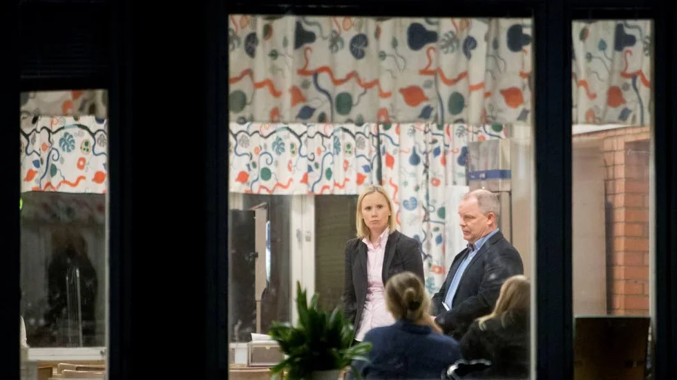 Caroline Andersson (S) och Lars Romanus i Almtunaskolans matsal.