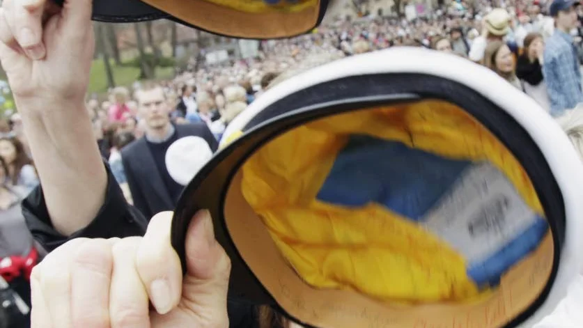 Studentmössan. Förr bar studenter den vita mössan hela sommarhalvåret.
