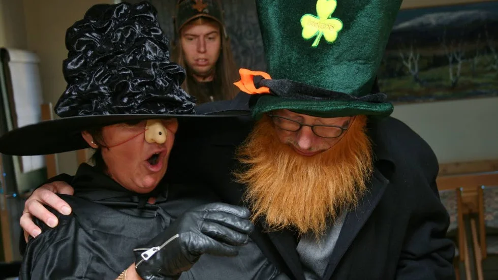 Häxa. Den kraxande häxan och Jack O’Lantern, spelade av barnledaren Monica Johansson och komminister Dan Åkerlund, i glatt samspråk under överinseende av riddarhelgonet Erik den helige, spelad av John Berglund.