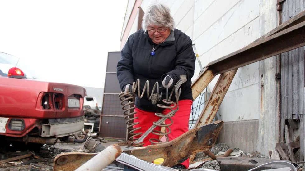 Workshopdeltagarna använder de dem hittar på Jarmos bilskrot. Hilkka Friman är på jakt efter en perfekt fjärder.