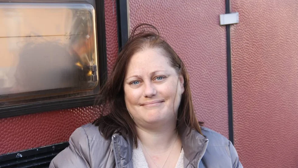 Monique Eriksson är sedan i juni hemlös. Just nu bor hon i en husvagn i Knivsta.
