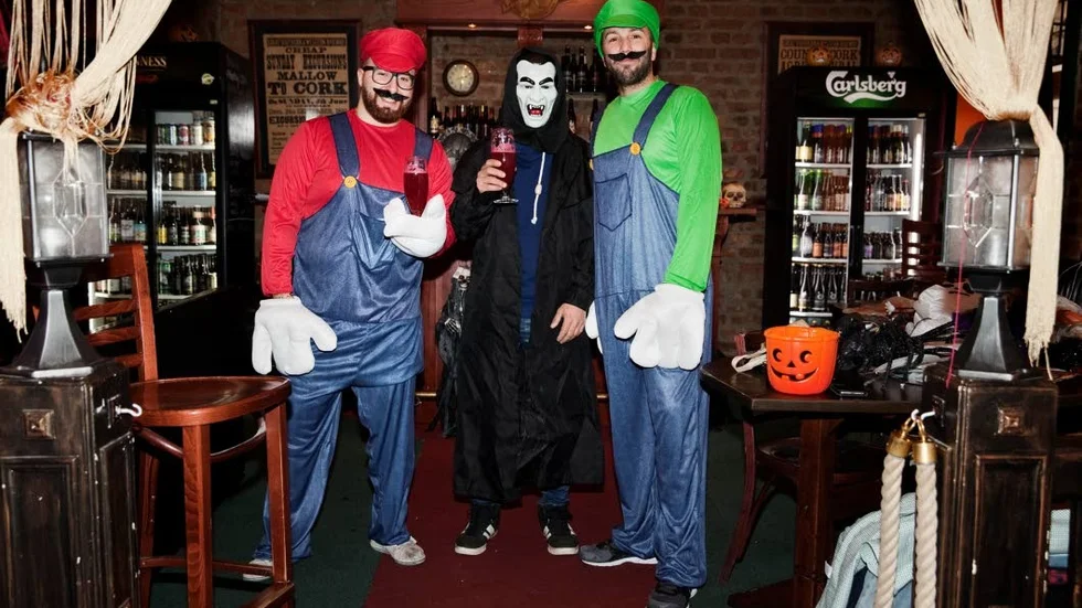 Barchef George Karademir som Mario (vänster) och Lee Good, restaurangchef som Luigi (höger). I mitten bakom masken döljer sig Mido Ahmed, lokalvårdare på O'Connor's.