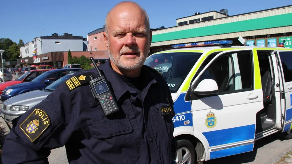 - Vi arbetar med en del uppslag, och vi är intresserade av fler vittnesuppgifter, säger inspektör Olle Rehn, en av de poliser som på onsdagen befann sig i Heby med anledning av överfalet på romerna i helgen.






 en av de poliser som på onsdagen besökte Heby.
