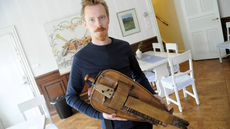 Stråklös. På vevliran fyller ett snurrande hjul stråkens funktion och när spelman David Eriksson vevar fort startar även "rytmsektionen".