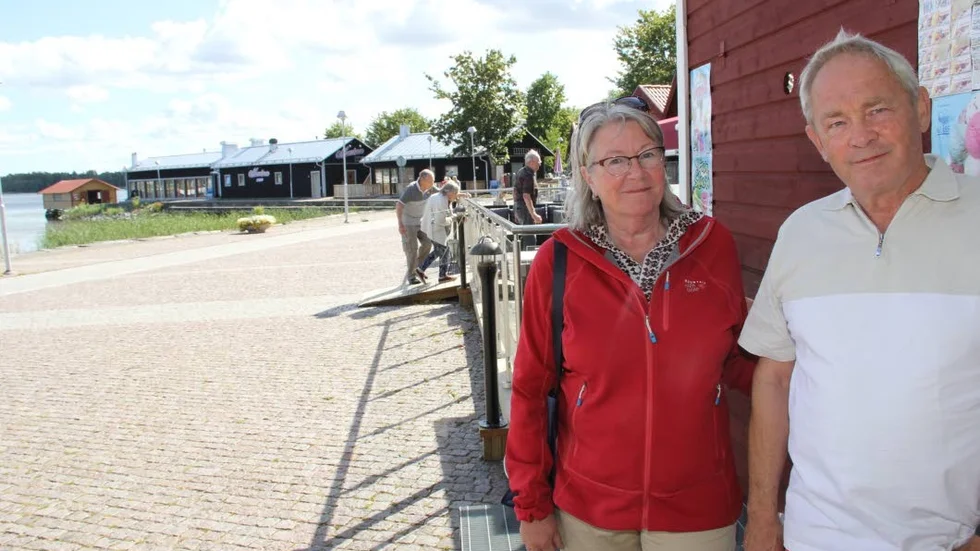 Saknar fiskrestaurang.  Örjan och Bibbi Ersson tror att det skulle vara mer liv på Sjötorgsområdet om utbudet av restauranger var bredare. Bland annat saknar de en fiskrestaurang. Annars är Sjötorget snyggt och prydligt, och bjuder på trevliga arrangemang.