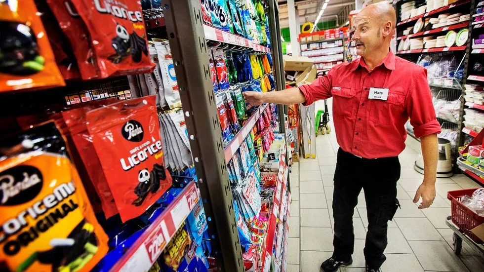Flyttat. Vid tuggummihyllan på Willy’s i Gränby har butikschefen Mats Johansson haft problem med stölder – men bara av ett 		      särskilt märke. Tuggummin av märket Extra har flyttats till kassan och nu har tuggummistölderna helt upphört.