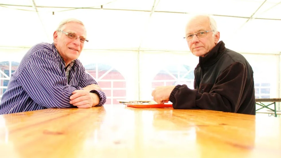 Festkommissarien Per-Erik Larsson och Mats Gällström är nöjda med årets Hållnäsvecka, trots att vädret kan ha skrämt iväg några besökare.