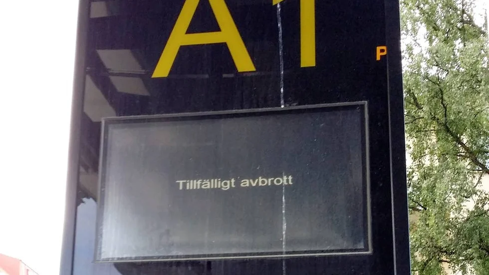 Bussinformationsskyltarna vid rececentrum har visat Tillfälligt Avbrott i flera veckor.  Bilden är tagen den 8 juli 2015.