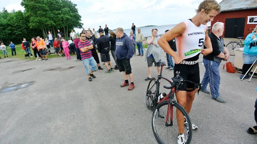 Två av tre. Martin Söderström, cykelproffs på mountainbike med världen som arena flög fram i vattnet och på två hjul, men avstod löpning på grund av månadsgammalt benbrott.